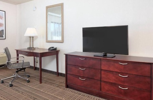 Santa Maria House | Great Relaxing Overnight Stay! Relaxing Unit! Enjoy Pool Access and Free Parking