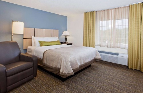 Southfield House | Great Relaxing Overnight Stay! 4 Spacious Rooms w/ Kitchen! Free Parking