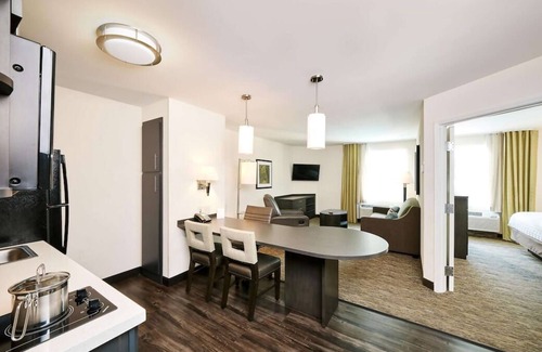 Southfield House | Great Relaxing Overnight Stay! 4 Spacious Rooms w/ Kitchen! Free Parking