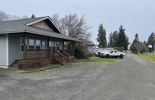 Forks House | Great space for group walking distance to grocery store and restaurant.