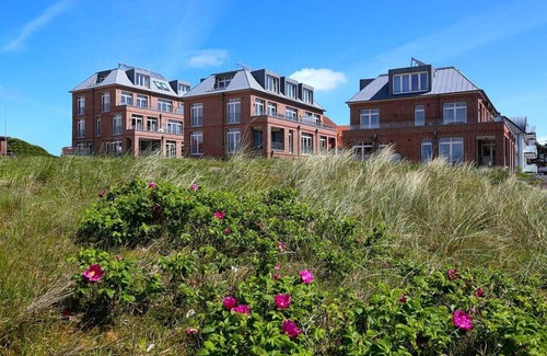 Horum Apartment | Great top floor apartment with sea view and west-facing loggia - only 100 m to the beach!