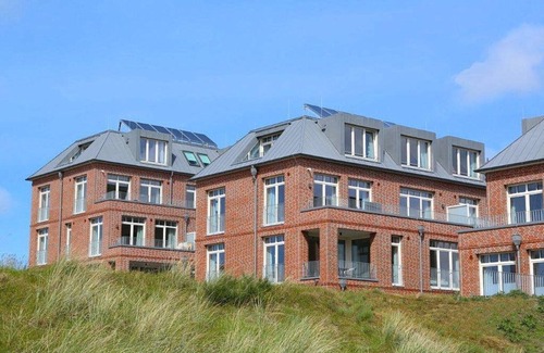 Horum Apartment | Great top floor apartment with sea view and west-facing loggia - only 100 m to the beach!