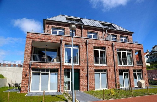 Horum Apartment | Great top floor apartment with sea view and west-facing loggia - only 100 m to the beach!