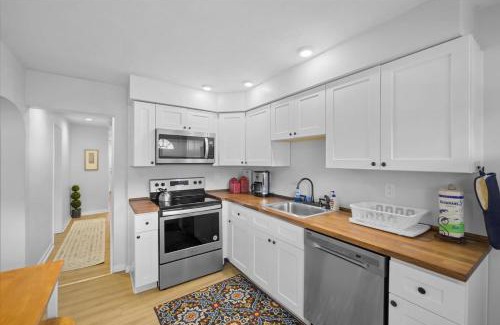 Mount Washington Hotel | Great Two Bedroom w off Street Parking to Explore the City Close to Downtown Airport Ballparks