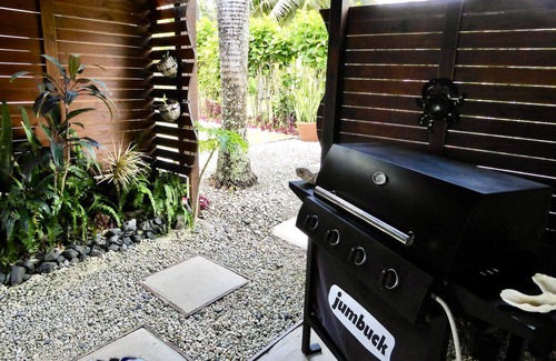 Muri Apartment | Great Value steps from Muri Beach with Kayaks, Paddle Boards, Pool, Free WIFI !