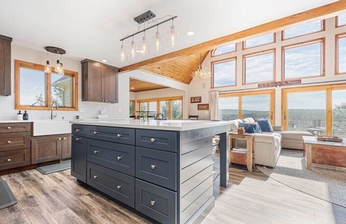 Waterfront Greens House | Great VIEWS! 10 mins to WISP, boat dock, hot tub, dog friendly, golf course.