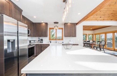 Waterfront Greens House | Great VIEWS! 10 mins to WISP, boat dock, hot tub, dog friendly, golf course.