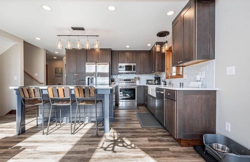 Waterfront Greens House | Great VIEWS! 10 mins to WISP, boat dock, hot tub, dog friendly, golf course.