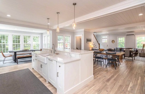 Vineyard Haven House | Greek Revival-Inspired In-Town Luxury Getaway