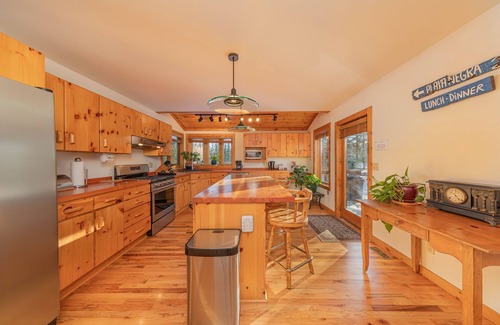 Wilson House | Green Circle Lodge: Quiet getaway in Wilson with Mountain views