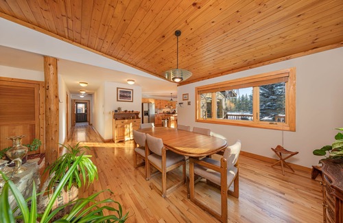 Wilson House | Green Circle Lodge: Quiet getaway in Wilson with Mountain views