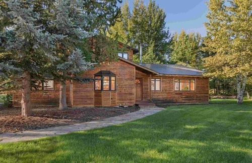 Wilson House | Green Circle Lodge: Quiet getaway in Wilson with Mountain views