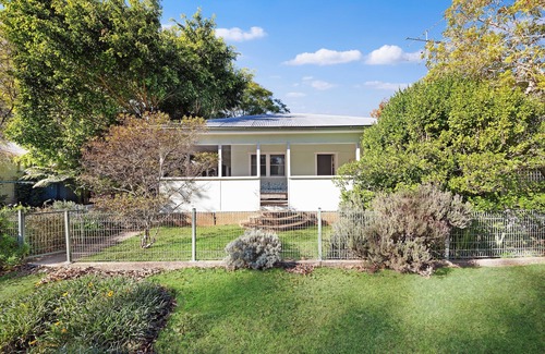 Patonga House | Green Cottage: Waterfront family holiday paradise, private jetty and road access