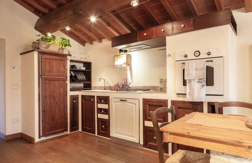 Pieve Santo Stefano House | Green Deluxe Romantic Apartment, Organic Farmhouse with Lake View & Tuscan Charm