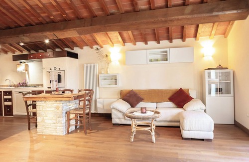 Pieve Santo Stefano House | Green Deluxe Romantic Apartment, Organic Farmhouse with Lake View & Tuscan Charm