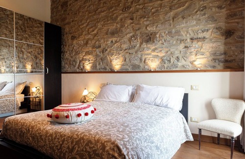 Pieve Santo Stefano House | Green Deluxe Romantic Apartment, Organic Farmhouse with Lake View & Tuscan Charm