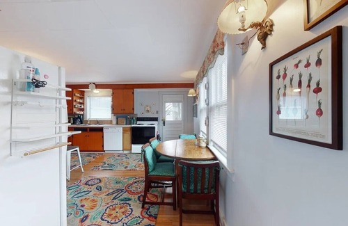 Wiscasset Condo | Green Gables: Charming Cottage and Grounds Near the Waterfront
