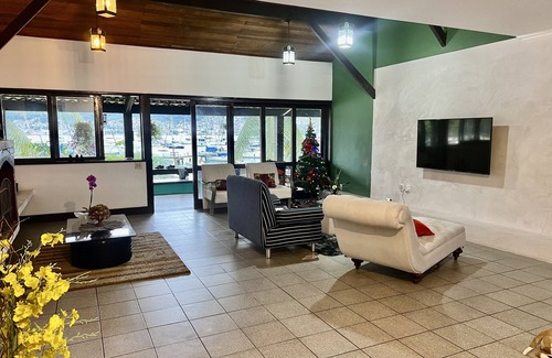 Praia do Jardim Villa | Green house by the sea