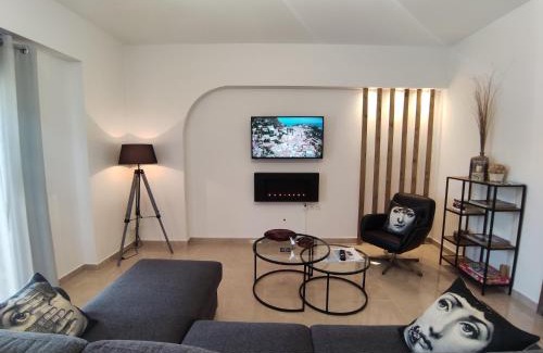 Volos City Centre Apartment | Grey Swan - Modern & Stylish apartment with Private Parking