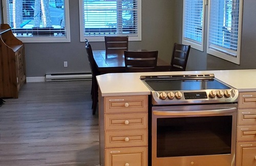 East Kootenay House | GRIZZLY HIDEAWAY - A Serene & Private Lake Community Home!