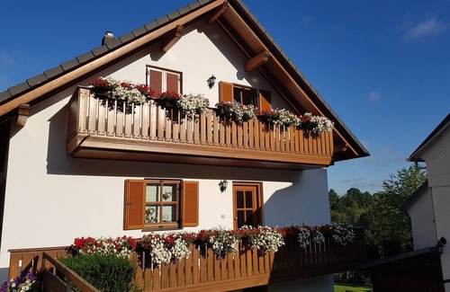 Lichtenberg Apartment | Große 90qm Ferienwohnung mit Balkon, kostenfreies Parken und WLAN