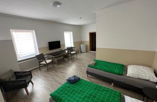 Meine House | Große Zimmer für 3 Personen -Fernseher, Kühlschrank