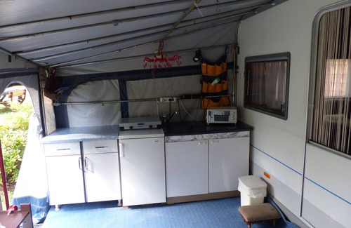 Mecklenburgische Kleinseenplatte House | Großer Wohnwagen mit Vorzelt