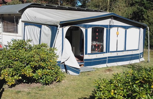 Mecklenburgische Kleinseenplatte House | Großer Wohnwagen mit Vorzelt
