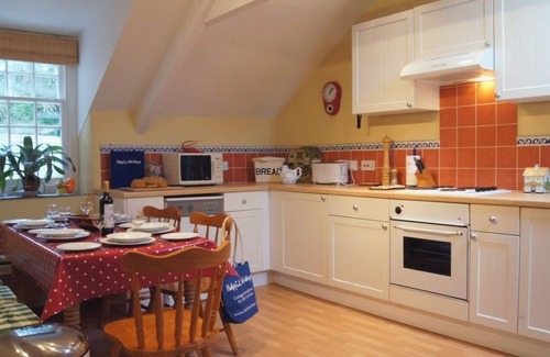 St Minver Cottage | GROOMS COTTAGE, pet friendly, with open fire in St Minver