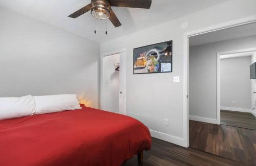 Columbia Apartment | Groovy Getaway king suites, sleeps 8, dogs ok