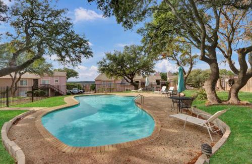 Canyon Lake House | Groovy Getaway