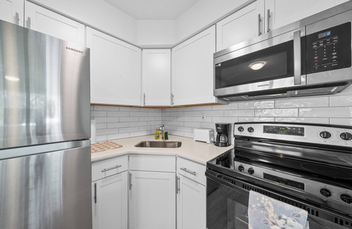 Riverwalk Fort Lauderdale Apartment | Ground Floor 1-Bedroom Apt by the River Near Las Olas w/Sofa Bed & Full Kitchen