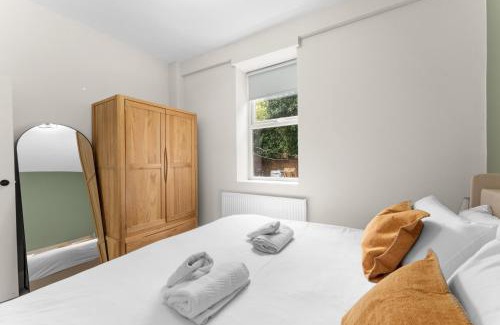 Rotherham Apartment | Ground Floor 3BR - Parking -King Beds-Near Stadium