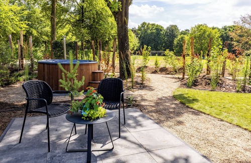 Municipality of Ede House | Ground-floor 4-person lodge with a private hot tub in the garden. Compact, cozy and fully equipped.