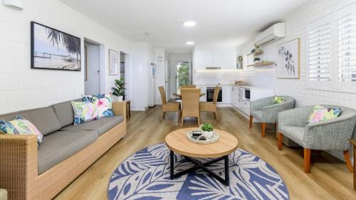 Bongaree House | Ground floor air conditioned, fabulous waterviews overlooking Pumicestone Passage