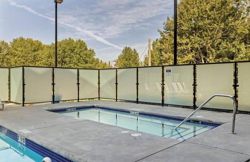 Dead Man's Flats Apartment | Ground Floor Gem|Mountain View|2 Kings|Pool & BBQ