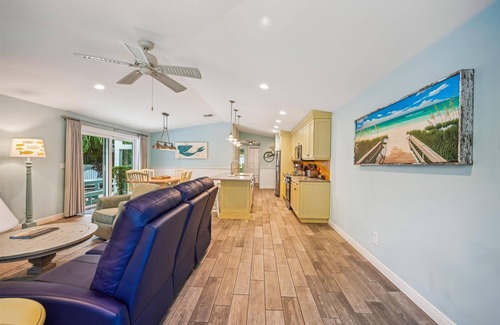 Holmes Beach Cottage | Ground Floor home for 5, short walk to beach and private heated pool! Lovely open living area