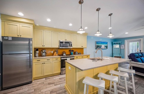 Holmes Beach Cottage | Ground Floor home for 5, short walk to beach and private heated pool! Lovely open living area