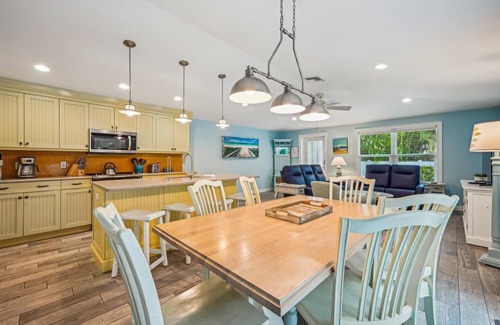 Holmes Beach Cottage | Ground Floor home for 5, short walk to beach and private heated pool! Lovely open living area
