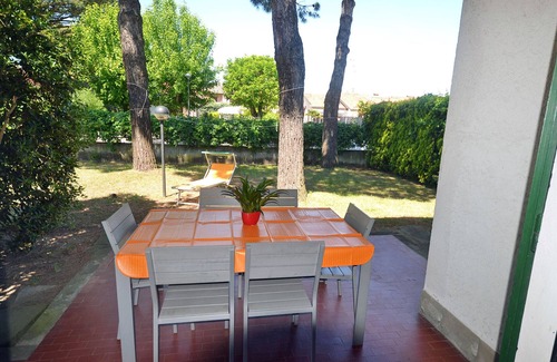 Lido delle Nazioni House | Ground floor villa surrounded by greenery with corner garden and parking space