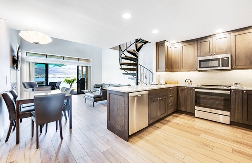 Chelan Condo | Ground-Floor, Lakefront Condo with Lake Views, Dock, and Shared Pools & Hot Tubs