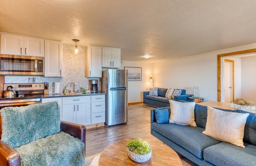 Edgewater Shores Cottage | Ground-Level Beachside Home with Stunning Ocean Views - Dog-Friendly