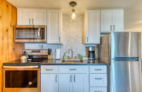 Edgewater Shores Cottage | Ground-Level Beachside Home with Stunning Ocean Views - Dog-Friendly