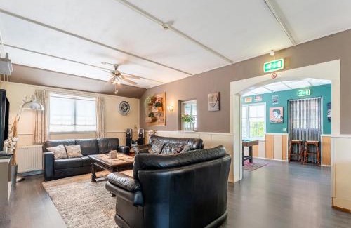 Giethoorn House | Group Home in Giethoorn with Waterside Terrace, cleaning included