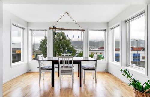 Tromso Apartment | Groups & Family Getaway I FREE Parking