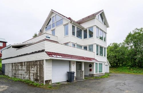 Tromso Apartment | Groups & Family Getaway I FREE Parking