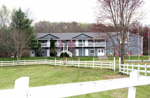 Dandridge Cabin | Groups, Family Reunions, Large Fellowship Hall, Kitchen, 16+ Rooms, Activities.