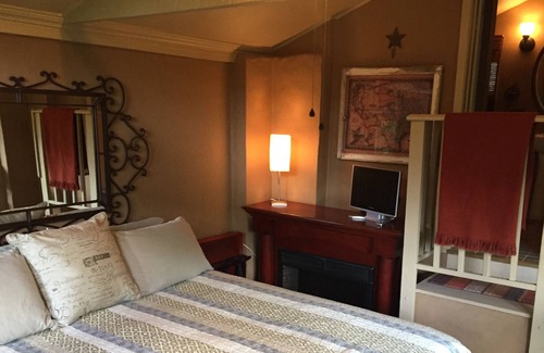 Gruene Cabin | Gruene River Cabin on the Guadalupe - Sleeps 2, Kayak for 2, Float Tubes, Grill!