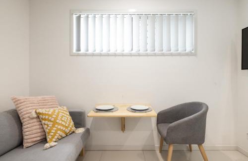 Rocklea Apartment | GST Credits! AC! Shops! Parking! Espresso! 431AF1