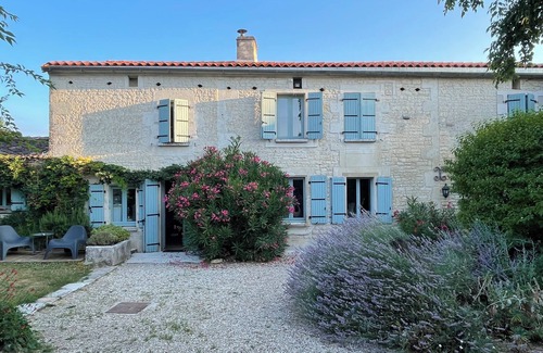 Echallat House | Guaranteed peace and quiet in the heart of the Charente vineyards